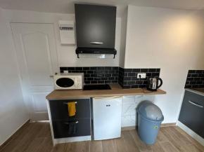 Studio very close to ligne 13 tram 5 Saint-Denis